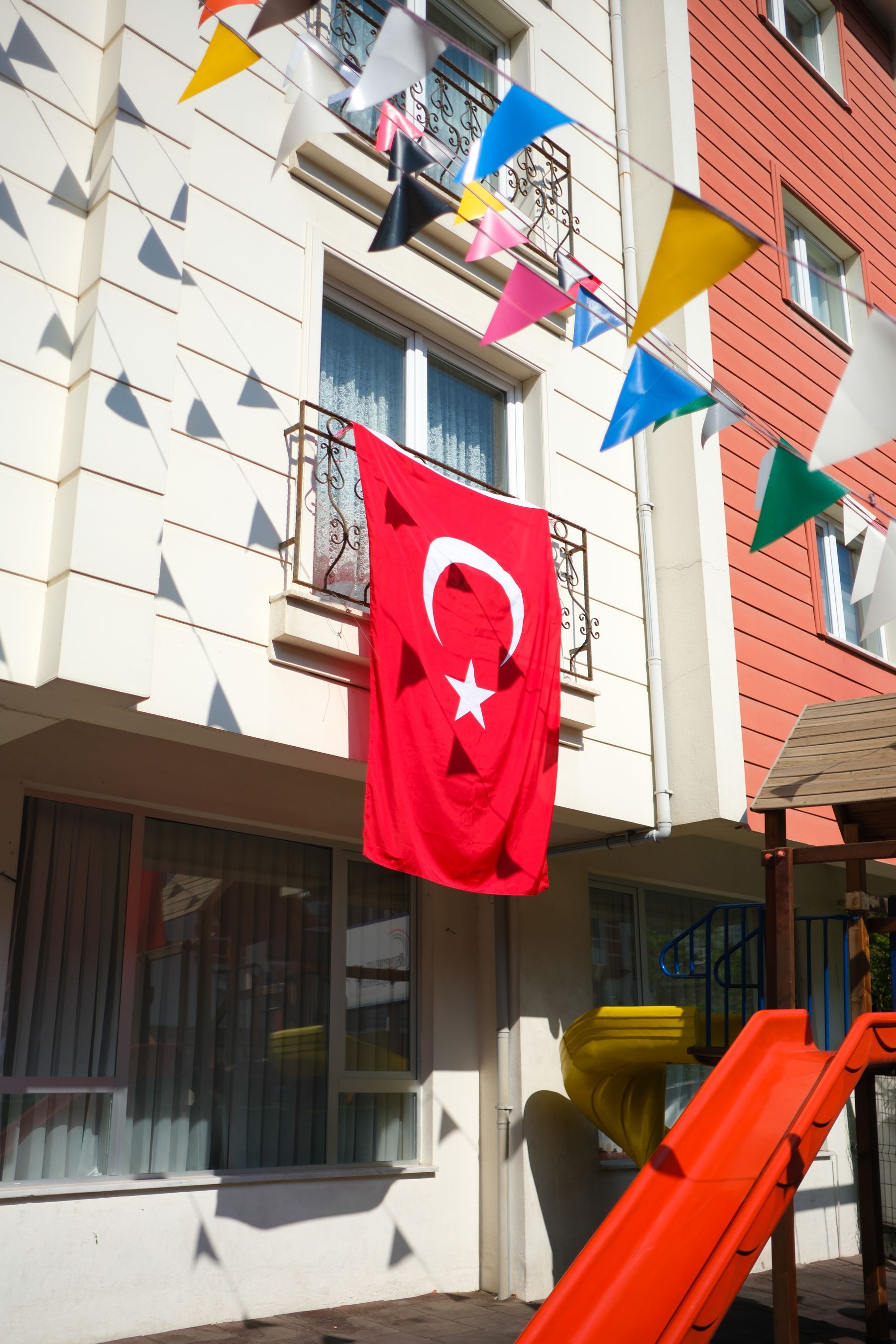 Okul binası ve bahçe girişi
